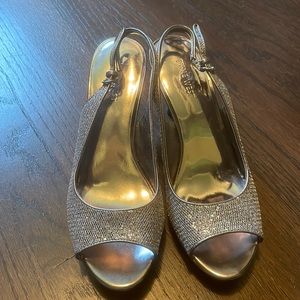 Nine West silver platform heels on great condition.